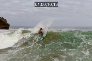 Luis Perloiro durante o surf na onda mais longa da sua vida