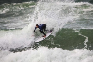 Daniel Glenn a fazer gato sapato das ondas da Praia dos Pescadores.
