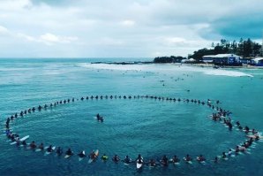 Paddle-out em Snapper Rocks teve lugar na terça à tarde. 