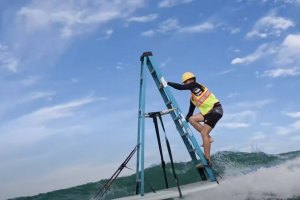 Jamie O'Brien surfa num escadote e encontra a receita para o desastre