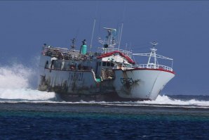 Barco encalhado perto de P-Pass está a deixar população e operadores turísticos preocupados.