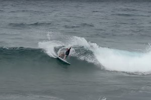 Ben Gravy e a Coragem de Surfar Sobre um Fundo Rochoso Hiper Raso