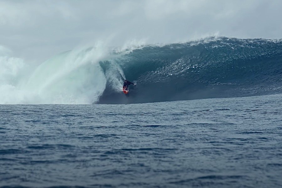 Furacão Erin gera ondulação XL em Mullaghmore, Irlanda
