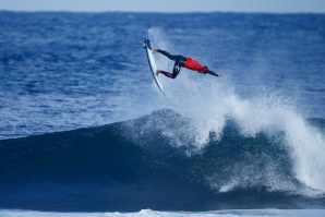 Quando a prova retomar Gabriel Medina será um dos atletas que estará a lugar pelo pódio.