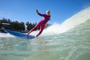 Aos 70 anos de idade a surfar na piscina de ondas de Kelly Slater /click @ryantfoley