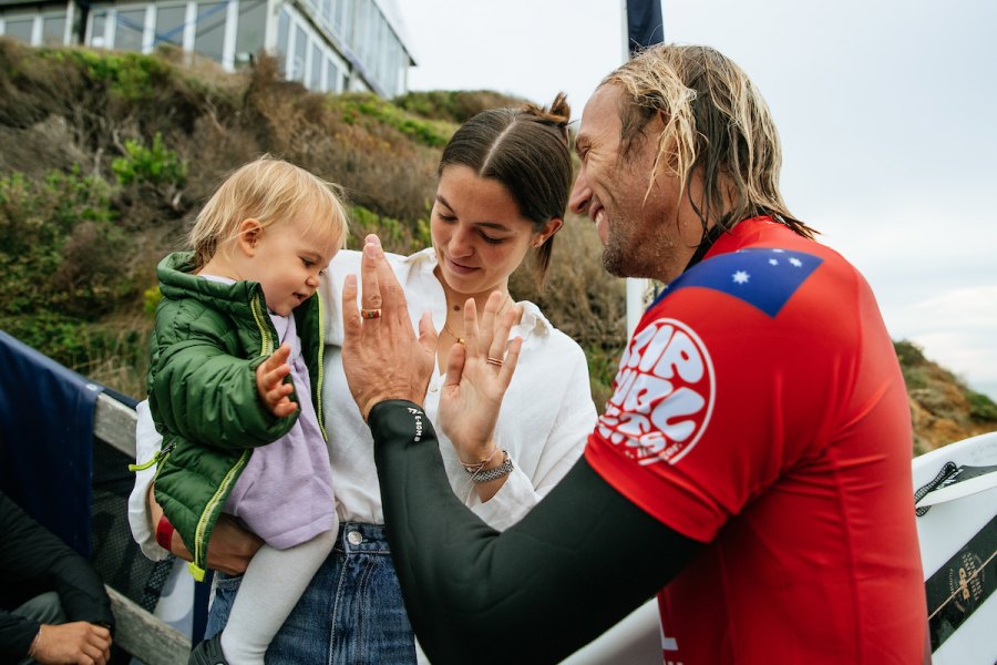 Owen Wright com a sua familia é um exemplo entre muitos que sustenta a sua familia através do Surf Competitivo.