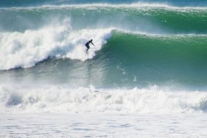A surfar em casa, o lendário Bobby Martinez mostra como se faz