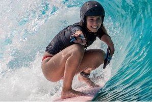 Liv Stone, 3x campeã mundial de surf adaptado, junta-se à O&#039;Neill