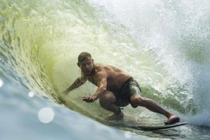 Mick Fanning a testar as loucuras do Surf Ranch de Kelly Slater.