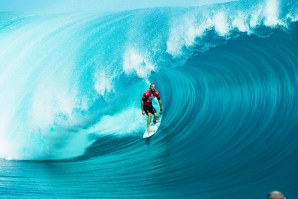O aussie num tubão daqueles que não se esquece em Teahupoo.