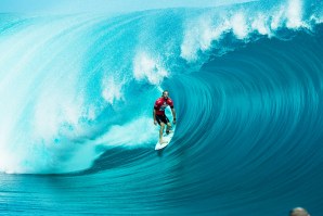 O aussie num tubão daqueles que não se esquece em Teahupoo. 