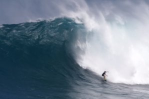 AOS 13 ANOS DE IDADE, CHRISLYN “SISSIE” SIMPSON KANE TORNA-SE A MAIS JOVEM SURFISTA FEMININA A SURFAR JAWS