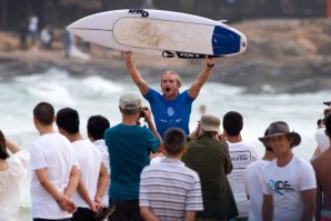 Charly Martin vence QS3,000 de Hainan e entra no top 100 do WQS. 