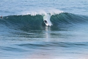 Slater esta tarde a tirar um dos tubos mais bonitos da sessão. Click by Pedro &quot;Pikas&quot; Pimenta