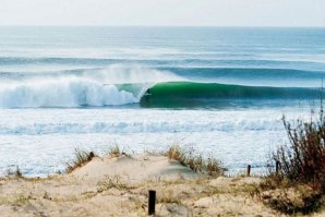 Grande swell dá à costa em Hossegor, França