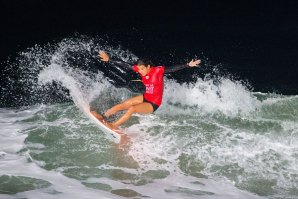 Carol Henrique em alta velocidade pelas ondas de Anglet.