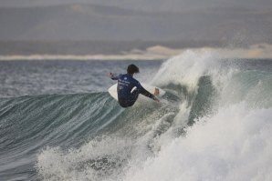 Jordy Smith numa passagem rapidíssima pelo lip de Jeffreys. 