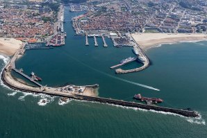 Porto de Leixões e a Praia de Matosinhos. 