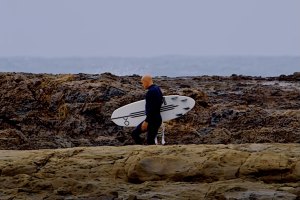 Kelly Slater aquece motores em Snapper Rocks antes do Trestles 2025