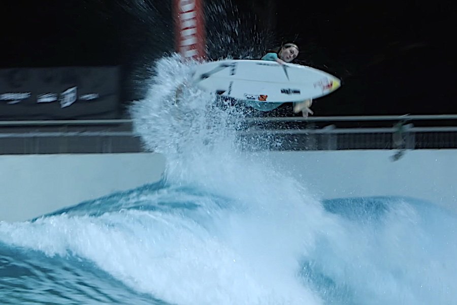 Histórico: Sierra Kerr executou o "primeiro" backflip feminino da história do surf