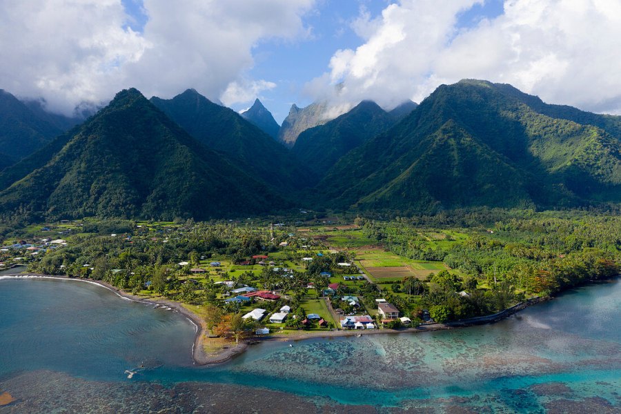 Vista aérea de Teahupoo e sua área circundante