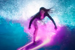 O mais recente videoclipe de Shakira é um show de dança e surf