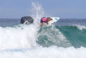 Surfista algarvia a trabalhar nas águas britânicas. 