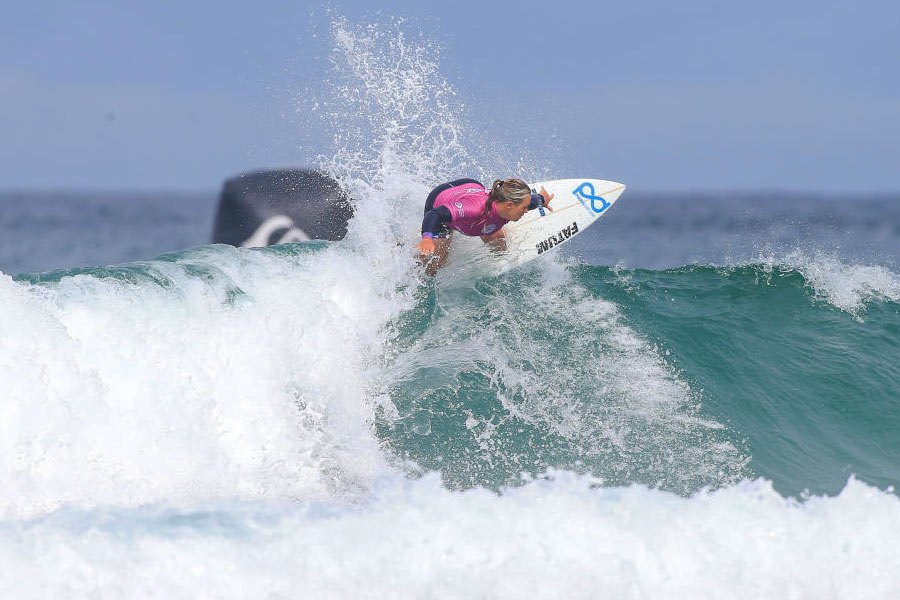 Surfista algarvia a trabalhar nas águas britânicas.