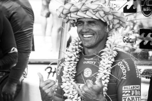 Kelly Slater, a vibrar como um "grom".