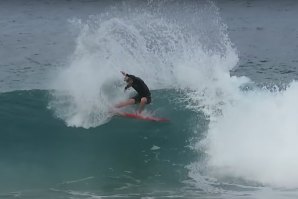 Kelly Slater e John John Florence em free surf numa praia de fundo de areia no Hawaii