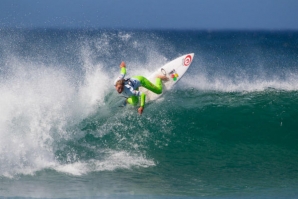 NIKKI VAN DIJK SOFRE WIPEOUT BRUTAL E ABANDONA FIJI WOMEN&#039;S PRO