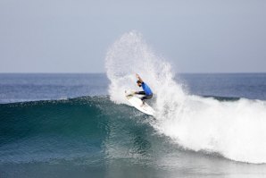 Frederico Morais fez um surf power e brilhante com dois heats taticamente perfeitos. Click by WSL