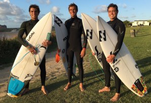 Pedro Coelho, Luis Perloiro e Tomás Fernandes, são os três surfistas lusos presentes no QS1000 britânico. Momento captado hoje, após duas sessões de free surf em Inglaterra. Está frio, ondas razoáveis , mas uma paisagem linda e muita animação.... / Click by Fátima Perloiro