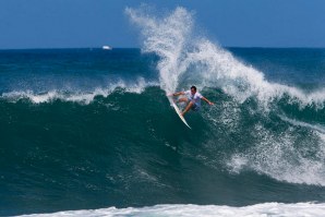 Vasco Ribeiro a atirar muita água para o ar em Haleiwa.