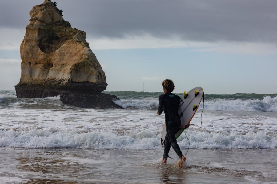 Os secret surf spots têm cada vez mais valor. Clic por João Bracourt