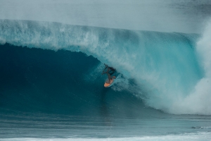 Bruce Irons bem fundo num tubo de Backdoor