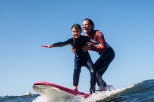 Criado por Joana Rocha, ex-campeã nacional de surf, o projeto promove uma experiência de verão transformadora para crianças e adolescentes.