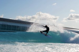 The Wave, o famoso parque de surf artificial em Bristol, fecha abruptamente devido a disputa financeira