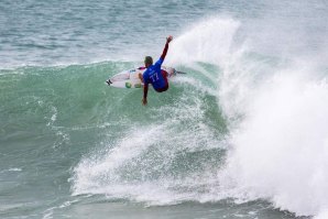 Filipe Toledo voltou a ser destaque em J-Bay.