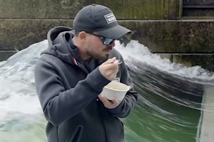 Novo recorde mundial: 8 horas seguidas a surfar uma onda!