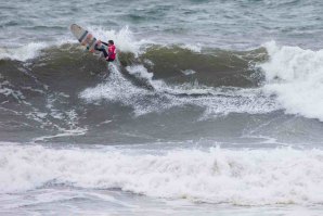 Diogo Gonçalves destaca-se no 1º dia do Longboard Pro Espinho