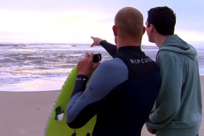 Regresso de Mick Fanning à água marcado por momento inacreditável