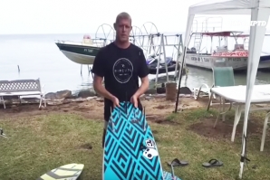 Mick Fanning altera cor das pranchas para afastar tubarões