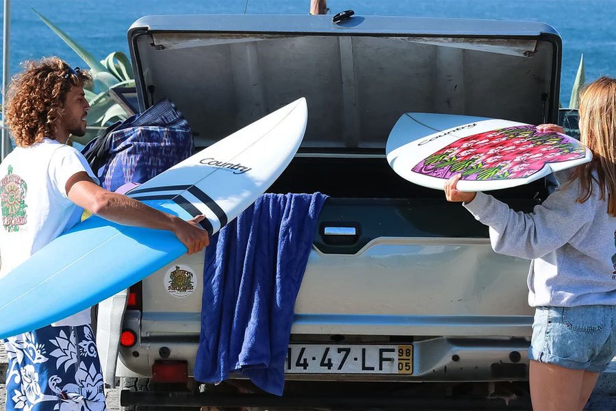 A hora e a vez de ficar a conhecer as opções da Country Surfboards.