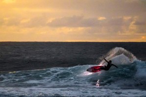 Jamie O&#039;Brien a testar o novo produto nas águas do North Shore. 