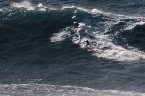 Joana Andrade Hoje, numa onda gigante na minha Nazaré. 