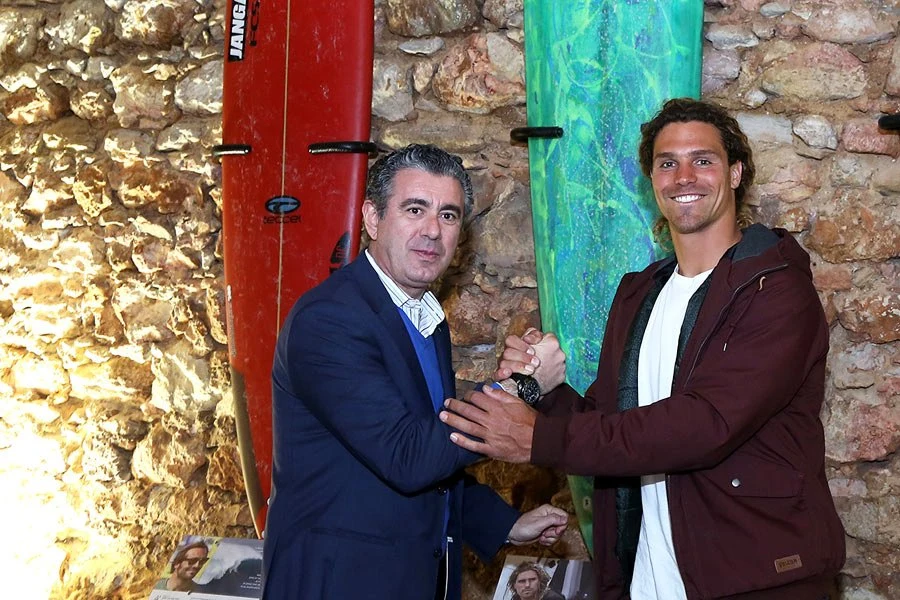 Walter Chicharro e Alex Botelho no momento que celebra a entrega da prancha.