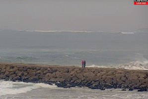 Mulher que fazia bodyboard salva pelos Nadadores da Frente Urbana e surfistas na Costa da Caparica