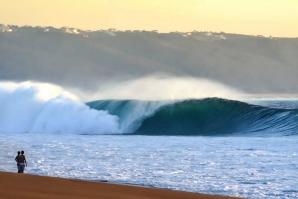 Organização continua à espera de um dia fenomenal na Praia do Norte.