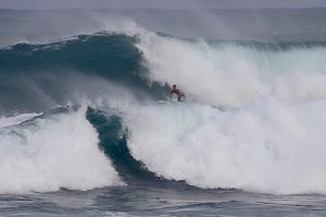 Tempestade em Haleiwa: quase insurfável, mas houve quem se fizesse ao mar